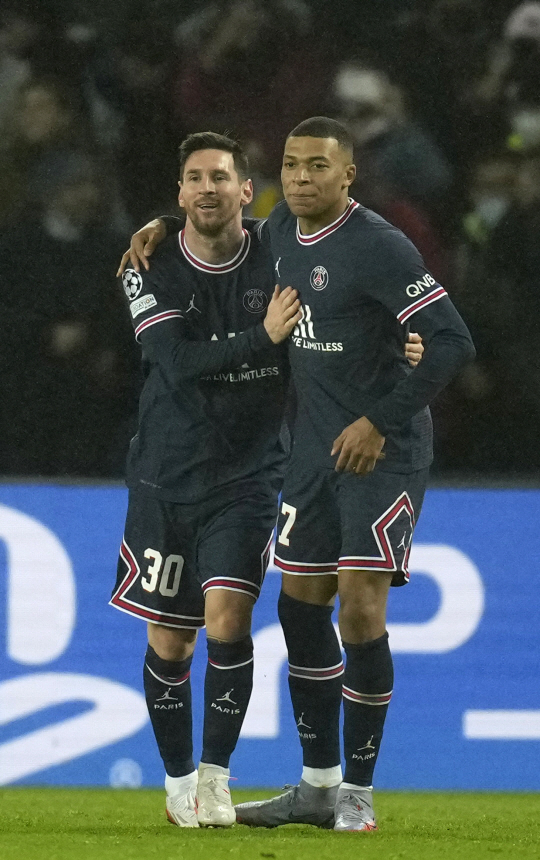 파리 생제르맹의 리오넬 메시(왼쪽)가 8일 오전(한국시간) 프랑스 파리의 파르크 데 프랭스에서 열린 UEFA 챔피언스리그 A조 조별리그 최종전에서 전반 38분 자신의 첫 득점을 올린 뒤 어시스트를 한 킬리안 음바페와 기쁨을 나누고 있다.   AP뉴시스