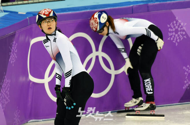 심석희(왼쪽)과 최민정이 2018 평창동계올림픽 쇼트트랙 여자 1000m 결승전에서 부딪혀 넘어진 뒤 일어난 모습. 이한형 기자