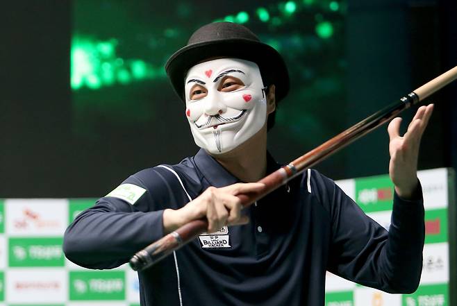 ‘당구 유튜버’ 해커가 지난 21일 김남수와의 PBA 투어 TS샴푸 챔피언십 8강전에서 승리한 뒤 큐를 집어들고 기뻐하고 있다. [PBA 제공]
