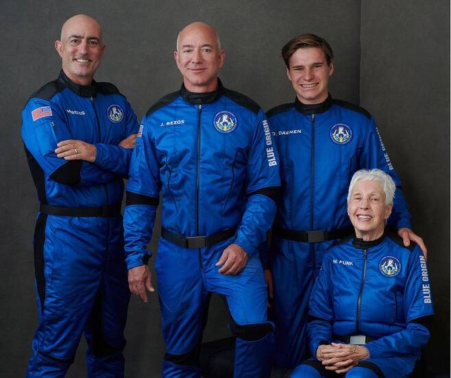 역사적인 첫 우주비행을 이틀 앞두고 14시간 집중 훈련을 마친 마크(왼쪽부터)와 제프 베이조스 형제, 올리버 다먼, 월리 펑크.블루 오리진 제공