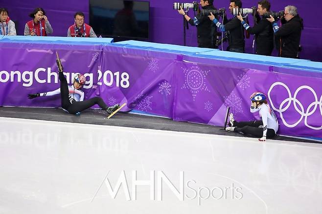 지난 2018년 2월 22일 강릉아이스아레나에서 평창동계올림픽 쇼트트랙 여자 1,000m 결승전 중 심석희(3번)와 최민정(6번)이 충돌해 넘어지고 있다.ⓒMHN스포츠 성대우 기자