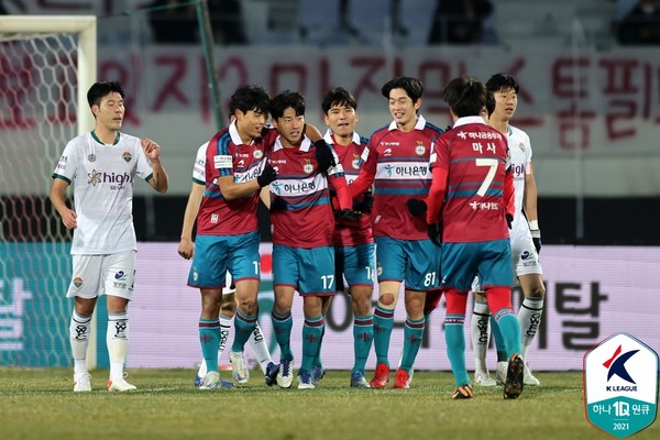 사진=한국프로축구연맹, 대전과 강원의 2021 승강 플레이오프