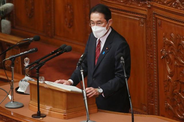기시다 후미오 일본 총리가 지난 6일 시작된 임시국회에서 소신표명 연설을 하고 있다. 도쿄=AP 연합뉴스