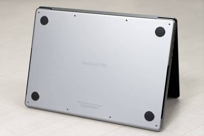 바닥에 MacBook Pro가 음각되어있다. 출처=IT동아