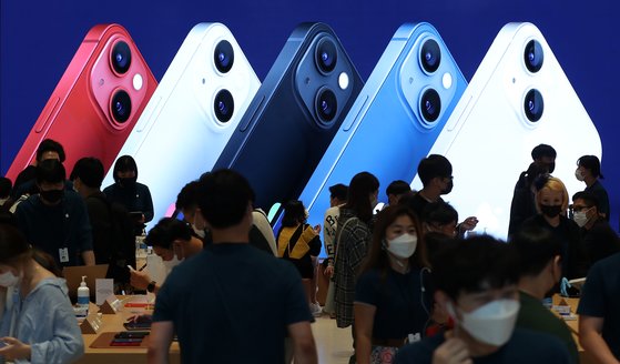 애플의 스마트폰 아이폰13 시리즈 판매가 시작된 지난 10월 8일 오후 서울 강남구 Apple 가로수길에서 고객들이 아이폰13을 살펴보고 있다. 뉴스1
