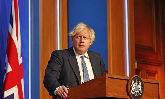 보리스 존슨 영국 총리가 8일(현지시간) 런던 다우닝가에서 코로나19 방역 '플랜B' 도입을 발표하고 있다. [AP=뉴시스]