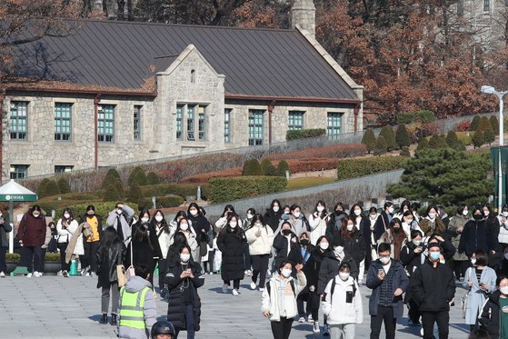 28일 오전 서울 서대문구 이화여자대학교에서 수시모집 논술고사를 마친 수험생들이 고사장을 나서고 있다. 장진영 기자