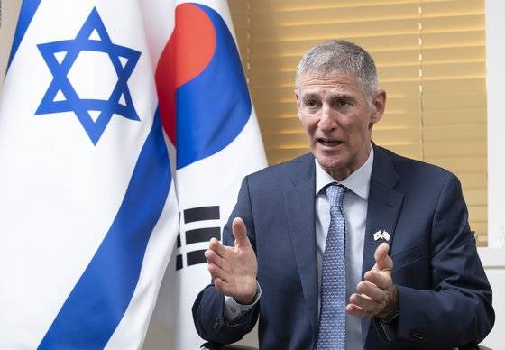 야이르 골란(Yair Golan) 이스라엘 경제산업부 차관이 서울 종로 이스라엘 대사관에서 중앙일보와 인터뷰하고 있다. 임현동 기자
