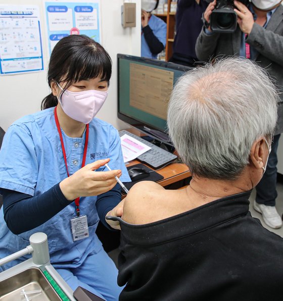 4일 오전 서울 은평구 청구성심병원에서 한 어르신이 화이자 백신으로 3차 추가접종을 하고 있다. 연합뉴스