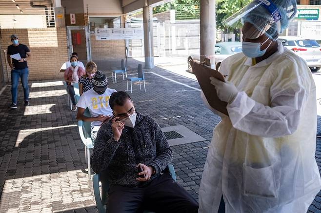 남아공 요하네스버그에서 시민들이 코로나19 검사를 위해 대기 중이다./사진=AFP