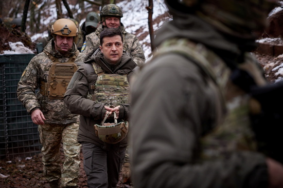 9일(이하 한국시각) 미국 방송매체 CNN은 우크라이나 국방부가 최근 발표한 보고서를 인용해 러시아가 우크라이나와의 국경 인근에 병력을 추가 배치했다고 전했다. 사진은 우크라이나 도네츠크를 방문중인 볼로디미르 젤렌스키 우크라이나 대통령. /사진=로이터