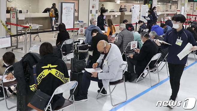 11월30일 지바현 나리타공항에서 해외 거주 일본인들이 대기하고 있다. © AFP=뉴스1