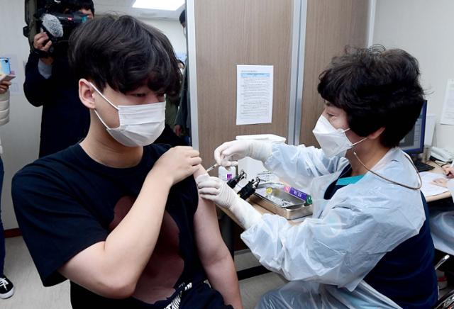 소아·청소년 백신 접종이 시작된 10월 18일 서울 양천구 홍익병원에서 한 학생이 코로나19 백신을 맞고 있다. 사진공동취재단