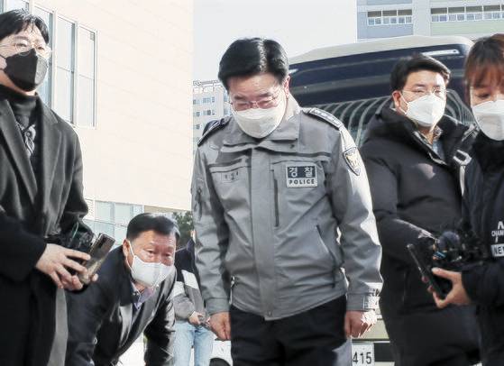 김창룡 경찰청장이 지난달 25일 오후 인천 층간소음 흉기난동 사건과 관련해 관할경찰서인 남동구 논현경찰서에서 국민에게 사과의 뜻을 전하고 있다. 김 청장은 이날 “국민들의 안전이 위협받는 상황에서 경찰의 현장조치가 미흡해 국민의 생명을 지키지 못한 점에 대해 송구스럽다”고 사과했다. 인천경찰청 감찰계는 논현경찰서 서창지구대 A 경위와 B 순경이 지난달 15일 인천 서창동 다세대 주택에서 벌어진 흉기 난동 사건 당시 범행을 막거나 피해자를 돕지 않고 현장을 벗어난 정황을 확인해 직위 해제했다고 밝혔다. 뉴스1