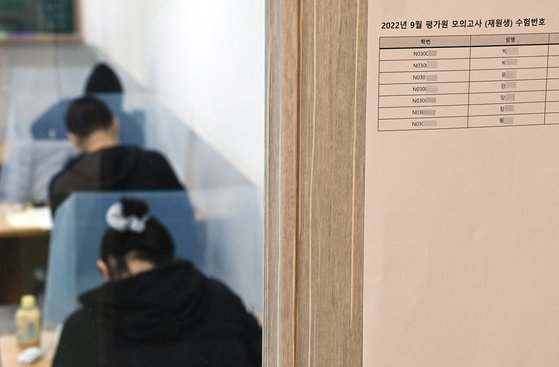 한국교육과정평가원 수능모의고사가 실시된 1일 오전 서울 마포구 종로학원 강북본원에서 응시생들이 1교시 국어영역 시험을 치르고 있다.  종로학원은 9월 평가원 모의고사 접수자 기준 재수생 수가 109,192명으로 지난해 9월 모의평가 대비 31,132명 증가했다고 밝혔다. 뉴스1