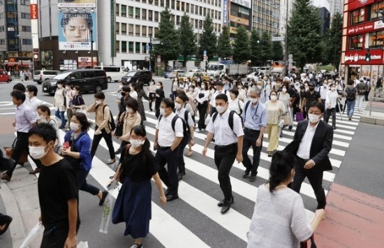 일본 도쿄도 신주쿠구의 횡단보도에서 마스크를 쓴 사람들이 길을 건너고 있다(기사와 사진은 무관) / 사진=연합뉴스