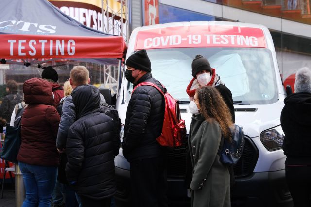 9일(현지시간) 뉴욕 타임스퀘어 코로나19 선별검사소에서 시민들이 코로나19 검사를 받기 위해 줄서 기다리고 있다. AFP 연합뉴스
