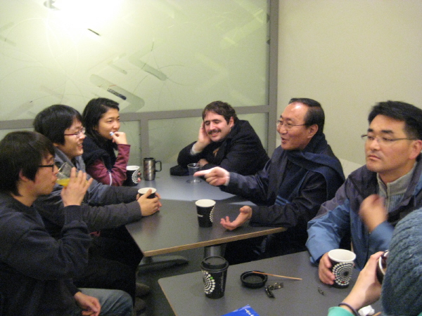 ▲노회찬의 이야기를 재미있게 듣고 있는 박노자 교수와 오슬로대 한국인 유학생들(2008.11.21) Ⓒ노회찬재단