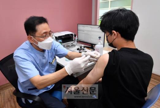 - 만12세에서 15세까지의 코로나 백신접종이 시작된 1일 서울 상계동의 한 병원에서 15세 학생이 화이자 예방주사를 맞고 있다. 본문과 직접 관련 없음. 2021.11.1 박지환기자 popocar@seoul.co.kr