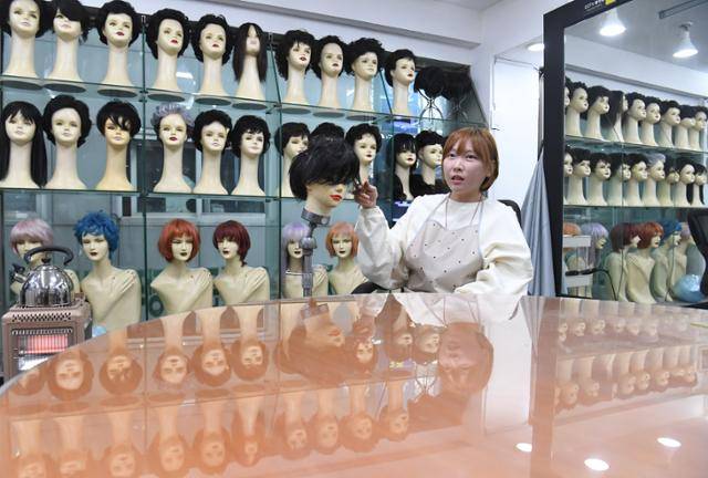 지난달 24일 스카라가발의 대표인 나유나씨가 가발 제작 기술을 선보이고 있다. 배우한 기자