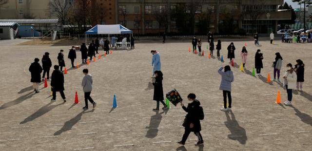 8일 울산 중구 한 초등학교 운동장에 마련된 임시 선별진료소에서 학생과 교직원을 대상으로 코로나19 전수검사가 이뤄지고 있다. 이날 이 학교 학생 2명이 양성 판정을 받았다. 울산=뉴스1