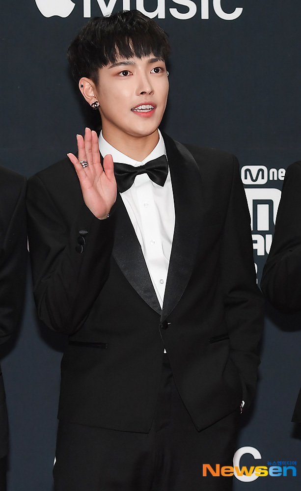 Singer Ateez Kim Hong Joong has photo time on the RED carpet and photo wall of the 2021 Mnet Asian Music Awards (MAMA) held at CJ ENM Studio Paju Center in Tanhyeon-myeon, Paju City, Gyeonggi Province on the afternoon of December 11.