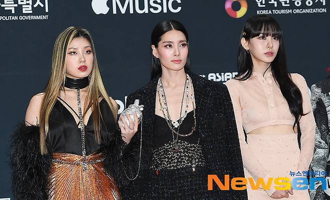 YGX li jung, Proudman Monica, and Wavy no:ze have photo time on the red carpet and photo wall of the 2021 Mnet Asian Music Awards (MAMA) held at CJ ENM Studio Paju Center in Tanhyeon-myeon, Paju City, Gyeonggi Province on the afternoon of December 11.