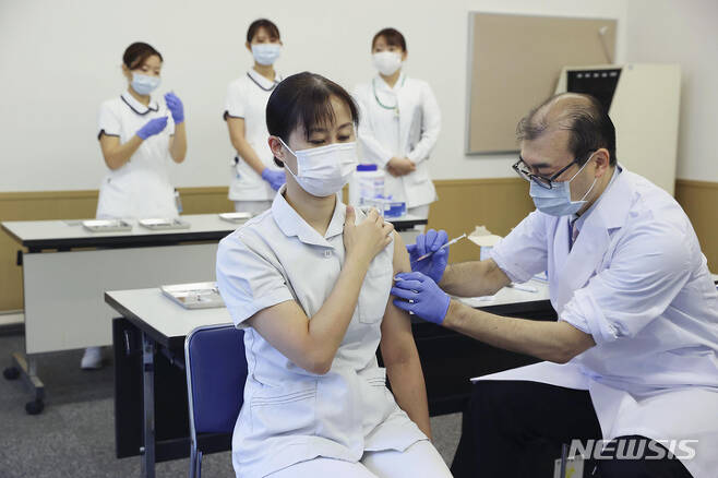 [東京(日本)=AP/ニューシース]去る 1日日本東京で一医療陣が鼻でも19 火にしようワクチンを接種受けている. 日本ではこの日からブストシャッ接種が始まった. 2021.12.10.