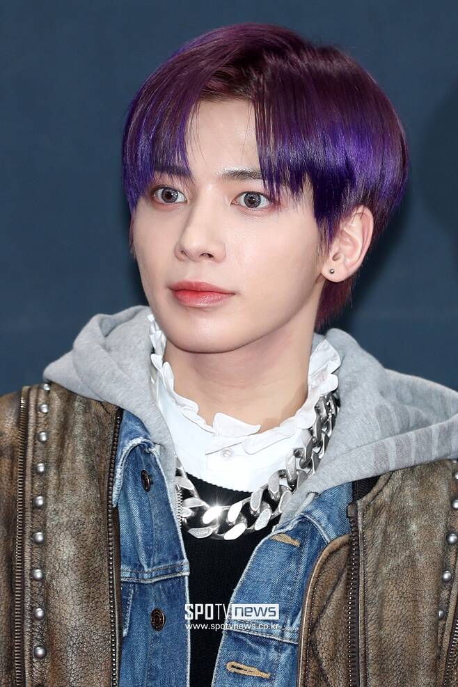 2021 Mnet Asian Music Awards (MAMA) red carpet event was held at CJ ENM Studio Center in Tanhyeon-myeon, Paju-si, Gyeonggi-do on the afternoon of the 11th. TXT Taehyun poses.