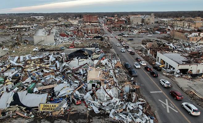 11일 (현지시간) 미국 켄터키주 메이필드에 토네이도가 지나간후 도로와 주택, 사업체건물이 파괴된 모습/EPA연합뉴스