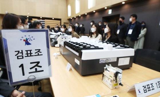 지난해 4ㆍ15 총선에서 최윤희(오산) 후보가 선관위 상대로 낸 선거무효 소송에 대한 대법원의 검증기일인 29일 오전 경기도 수원시 영통구 수원법원종합청사에서 검표원들이 증거보전 해 놓은 투표함에 대한 검표 준비를 하고 있다. 연합뉴스