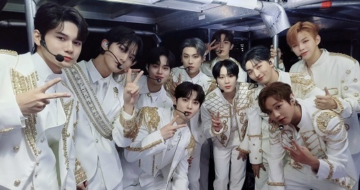 Boy group Wanna One has regrouped after three years.On Wednesday, Wanna Ones official Twitter account read: I was happy to be able to meet again under the name Wanna One; always happy with the heart of being together!Promise, a tweet and a photo came up.Wanna One Kang Daniel, Park Ji-hoon, Lee Dae-hui, Kim Jae-hwan, Ong Sung-woo, Park Woo-jin, Yoon Ji-sung, Hwang Min-hyun, Bae Jin-young and Ha Sung-woons 2021 Mnet Asian Music Awards behind-the-scenes photos.Members in costumes in which White and Gold harmonized drew V (V) while keeping themselves close to each other.Many fans responded that they were impressed by the reunion of Wanna One, saying, Thank you for keeping the promise, We were happy, We were happy, Lets meet again, and Lets all walk the flower path and be happy in the future.On the other hand, Wanna One, except for Rygwanlin, sang representative songs such as Spring Wind, Energic and Wood at 2021 Mnet Asian Music Awards on the 11th.