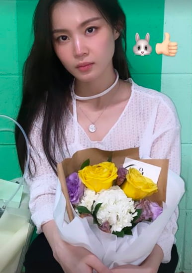 Singer Lee Hi has revealed his current situation.Lee Hi posted a picture on his SNS on the 13th without any comment. The photo showed Lee Hi staring at the camera.He is holding a bouquet of flowers in a white blouse and has an angry chic look.On the other hand, he released Regular 3 album in five years after joining AOMG last year.