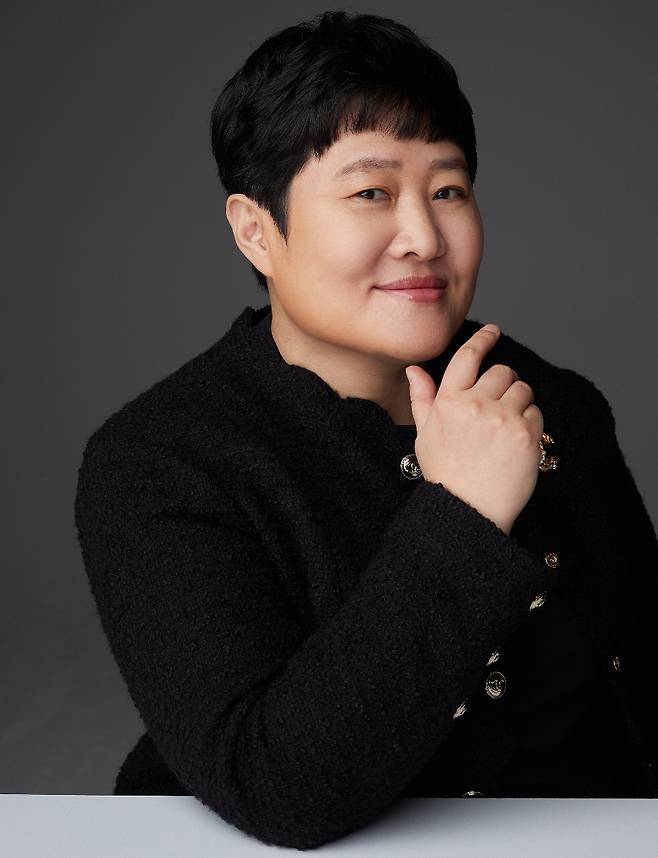 HOOK ENTERTAINMENT Kwon Jin-young donated KRW 16.72 billion, or 38% of his stake, to his entertainers and employees, including Lee Seung-gi and Lee Seo-jin.HOOK ENTERTAINMENT Kwon Jin-young announced the merger with Konyaspor Snake Media on the 9th.HOOK ENTERTAINMENT has been recognized as the most solid and solid company in the entertainment industry as Kwon Jin-young started with a capital of 50 million won in 2002 and has been growing continuously as an excellent small and medium-sized company and Jiangsu enterprise for 20 years.HOOK ENTERTAINMENT Kwon Jin-young transferred 100% of HOOK ENTERTAINMENT shares to Konyaspor Snake Media for 44 billion won and donated 38% of his stake, 16.7 billion won, free of charge to all entertainers and employees.The number of shares or specific amounts donated to their entertainers and employees were paid differently by individual depending on the annual and position.In this regard, HOOK ENTERTAINMENT CEO Kwon Jin-young said, I have always been grateful for the good influence of my agencys entertainers on our society for 24 years, and I think that all the hook employees who have been together when I am in trouble or when I am happy are my real family. I did.I will continue to make a bigger dream with the hook family and I will walk out of the company that merged with Konyaspor Snake Media to make a new way that no one has gone. In addition to this donation, Kwon Jin-young will also participate in various donations and practice warm sharing. First, he will donate 100 million won to KBS accompanying following Lee Seung-gi and Lee Sun-hee.As a result, 1 million won will be delivered to the performers every week from the first broadcast in 2022.In addition, 100 million won was donated to the Love Fruit in 2019 by Lee Seo-jin, who became a member of the Seoul Honor Society. In addition, 100 million won was donated to the low-income families who are postponing treatment because of lack of surgery costs at Shinchon Severance Hospital. .HOOK ENTERTAINMENT is expected to lead a second leap forward by further striving for new content planning and development projects with Konyaspor Snake Media in the future.