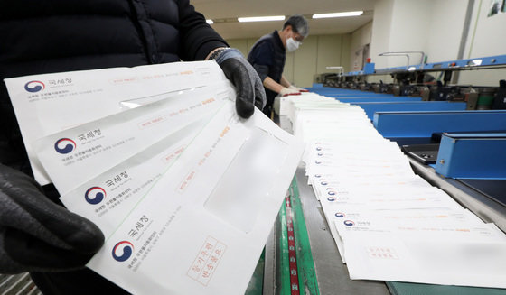 서울 강남우체국에서 관계자들이 우편으로 발송할 종합부동산세(종부세) 고지서를 분류하고 있다. ⓒ News1