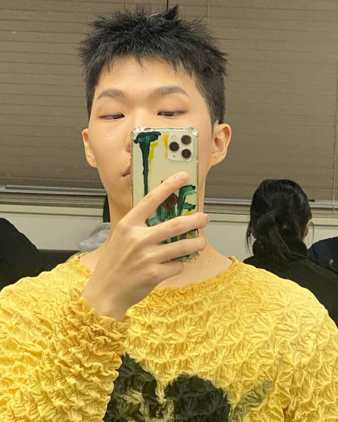 Group Evil community member Chan Hyuk showed off his hip atmosphere and focused attention on netizens.On the afternoon of the 13th, Chan Hyuk posted two photos with the article Hello through his personal instagram.Chan Hyuk in the public photo is a mirror selfie, especially his sensual fashion sense, which attracted the viewers admiration.The netizens who saw this were full of various reactions such as I am so handsome, GD?, Cute.iMBC  Photo Source Chan Hyuk Instagram