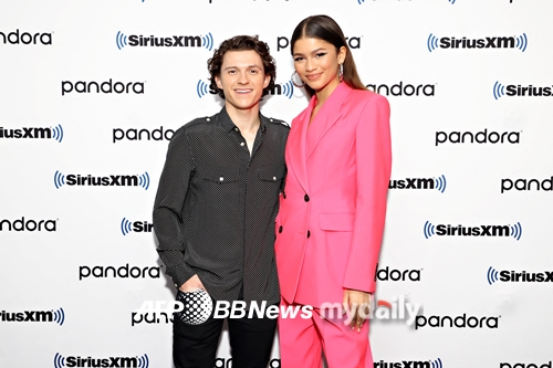 Spider-Man couple Tom Willa Holland, 25, and Jendeia, 25, have reacted coolly to the height difference.They spoke on the subject of height difference at the Sirius XM Town Hall event on Wednesday.Zendea is not that big, Tom Willa Holland said. At most, its about an inch or two. People say, How did you kiss? It must have been really hard.This is normal, Jendeia said, but my mother is taller than my father. My mother is taller than anyone.There was a wonderful sweet moment, Zendea added, referring to the scene in Spider-Man: Lee Jin-hyuk Home kissing Tom Willa Holland.Earlier, Tom Willa Holland and Jendeia joked about the two-inch (about 5cm) height difference during a joint interview on the Graham Norton Show on Thursday.Theres a special trick that Tom Willa Holland puts me on top of the bridge, and my feet touched first because of the height difference, Jendeia explained.Tom Willa Holland replied, Im a superhero, I have to look great.Meanwhile, the film Spider-Man: No Lee Jin-hyuk Home unexpectedly opens a multibus while the identity Spider-Man Peter Parker (Tom Willa Holland) was being helped by Doctor Strange (Venedict Cumberbatch), which led to the opening of a series of different dimensions, including Doctor Octopus (Alfried Molina). Marvel action blockbuster depicts the story of the enemy appearing and facing the worst crisis ever.Spider-Man: No Lee Jin-hyuk Home not only deals with the multiverse worldview, the core of MCU Phase 4, but also Billon of the previous Spider-Man series, including Doctor Octopus and Green Goblin in Sam Raymes Spider-Man trilogy, and Billon Electro in the Amazing Spider-Man series. Theyre going out.Opened December 15.