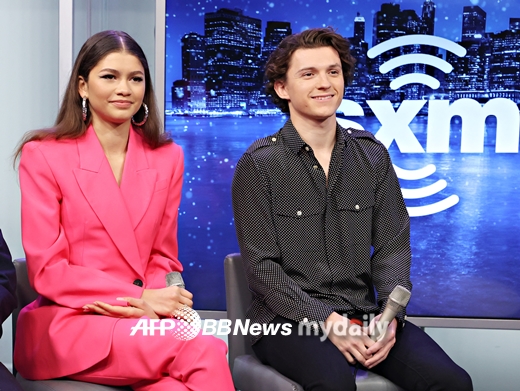 Spider-Man couple Tom Willa Holland, 25, and Jendeia, 25, have reacted coolly to the height difference.They spoke on the subject of height difference at the Sirius XM Town Hall event on Wednesday.Zendea is not that big, Tom Willa Holland said. At most, its about an inch or two. People say, How did you kiss? It must have been really hard.This is normal, Jendeia said, but my mother is taller than my father. My mother is taller than anyone.There was a wonderful sweet moment, Zendea added, referring to the scene in Spider-Man: Lee Jin-hyuk Home kissing Tom Willa Holland.Earlier, Tom Willa Holland and Jendeia joked about the two-inch (about 5cm) height difference during a joint interview on the Graham Norton Show on Thursday.Theres a special trick that Tom Willa Holland puts me on top of the bridge, and my feet touched first because of the height difference, Jendeia explained.Tom Willa Holland replied, Im a superhero, I have to look great.Meanwhile, the film Spider-Man: No Lee Jin-hyuk Home unexpectedly opens a multibus while the identity Spider-Man Peter Parker (Tom Willa Holland) was being helped by Doctor Strange (Venedict Cumberbatch), which led to the opening of a series of different dimensions, including Doctor Octopus (Alfried Molina). Marvel action blockbuster depicts the story of the enemy appearing and facing the worst crisis ever.Spider-Man: No Lee Jin-hyuk Home not only deals with the multiverse worldview, the core of MCU Phase 4, but also Billon of the previous Spider-Man series, including Doctor Octopus and Green Goblin in Sam Raymes Spider-Man trilogy, and Billon Electro in the Amazing Spider-Man series. Theyre going out.Opened December 15.
