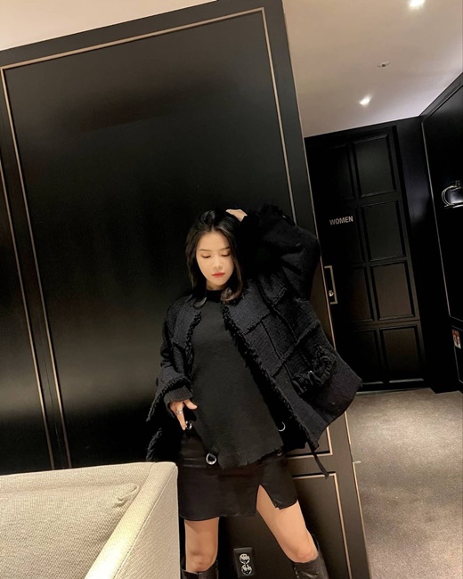 Group MAMAMOO member Sola showed off all-black fashionSola posted several photos on her instagram on the 13th with the comment Its been a long time.In the open photo, Sola took a bold pose in an unbalanced black tweed jacket and a slightly open mini skirt.Solas deadly charm in all-black fashion catches her eye; also, Sola was impressed with her solid legs in long boots.Meanwhile, Sola is appearing as a judge on the JTBC entertainment program Pungryu Captain - War of Hip Singers.