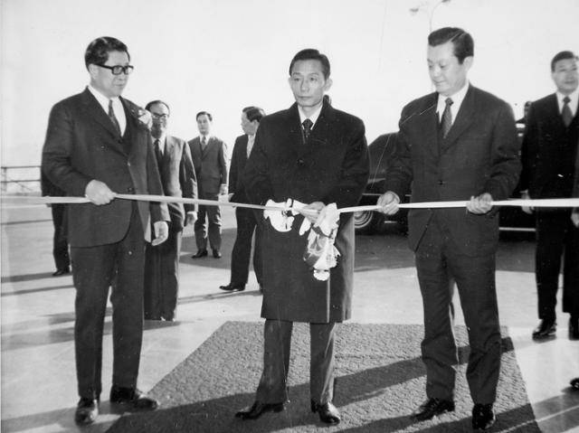 남산 외인아파트 준공식에서 테이프를 끊는 박정희 전 대통령의 모습. 1972.12.14 한국일보 자료사진