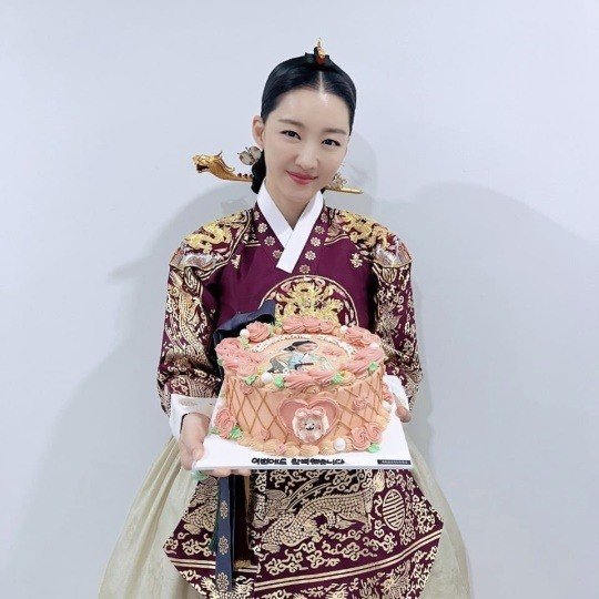 Jang Hee-jin posted on his 14th day I will try my best to do it today in his instagram.The photo, which was released together, showed Jang Hee-jin, who is smiling happily with unexpected gifts and cakes. The beautiful figure, which is well received as a hanbok figure of the past, remained.On the other hand, Jang Hee-jin is appearing in the MBC Drama Red End of Clothes Retail as a middle-class Kim.