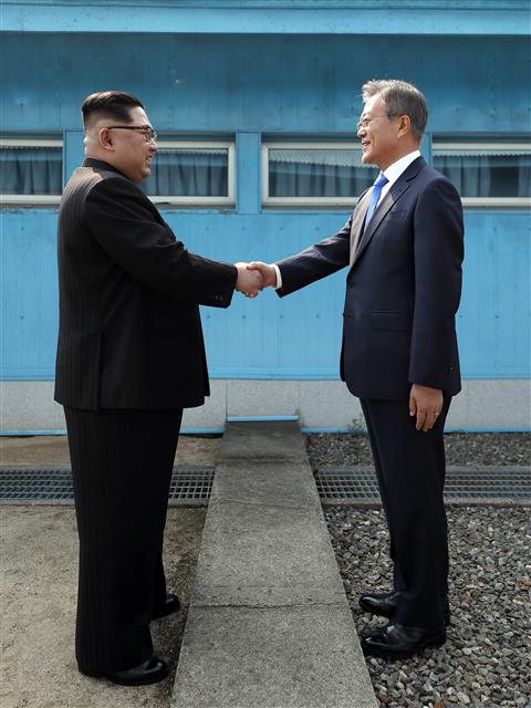 2018년 4월 27일 판문점에서 열린 남북 정상회담에서 문재인(오른쪽) 대통령과 김정은 북한 국무위원장은 연내 종전선언에 합의했다. 3년이 지난 지금까지 종전선언은 ‘못 이룬 꿈’으로 남아 있다.연합뉴스