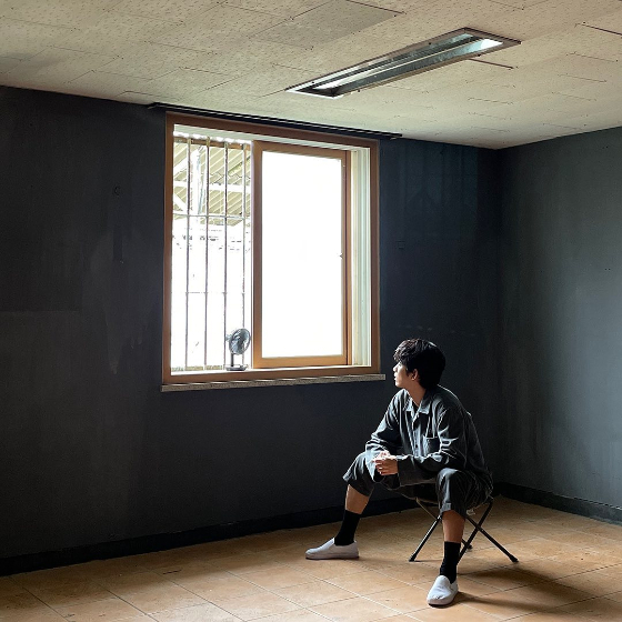 Kim Soo-hyun posted a photo on his Instagram account on Friday afternoon.The photo shows Kim Soo-hyun looking over the window. He is wearing a prison uniform as he did in One Day. It creates a lonely atmosphere.In addition, Kim Soo-hyuns wonderful appearance was not hidden and caught the attention.Fans who encountered the photos showed various reactions such as Lovely and Hyun Soo Ya.Meanwhile, Kim Soo-hyun played the role of a college student, Hyun-soo Kim, who was caught up in a murder case in the Coupang play series One Day.