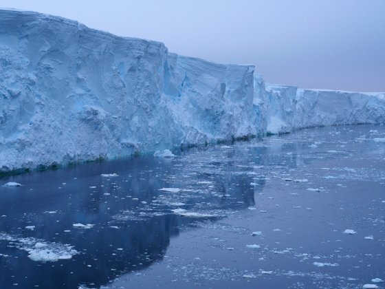 녹고 있는 남극의 빙하. 둠스데이(종말의 날) 빙하로 불리는 스웨이츠는 이미 지난 30년간 바닷물 온도 상승으로 녹는 속도가 두 배가량 빨라진 상황이다. [출처=영국 남극자연환경연구소(BAS)]