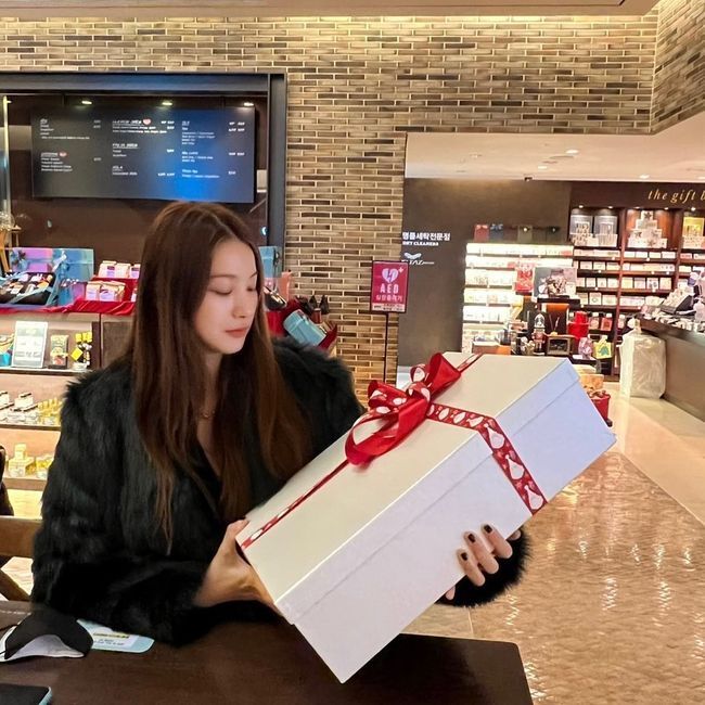 Actor Yoo In-young prepared a gift for a special person at the end of the year.Yoo In-young posted a picture on his 15th day, saying, The pleasure to receive. The pleasure to give.In the photo posted, Yoo In-young is packing and looking at the gift after buying it. He puts a red ribbon on a white box bigger than Yoo In-youngs upper body.I do not know what I heard, but I can see the appearance of Yoo In-young of Sullens expression.In particular, Yoo In-young caught the eye by writing, I prepared it for you. I wonder who is the main character who will receive Yoo In-youngs special gift.On the other hand, Yoo In-young appeared in SBS drama Good Casting and KBS2 entertainment Land Village.