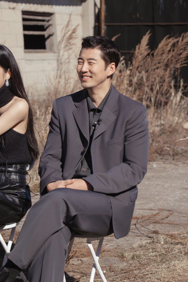The behind-the-scenes of Actor Yoon Kye-sang, who participated in the music project Reconnected 2021 hosted by Elle, has been unveiled and is drawing attention.The publics response to the music video of Cheers (with ELLE KOREA), the title song of the music project Reconnected 2021 released on the official SNS channel of 9th day Elle, is hot.In 2021, Elles second music project, Reconnected 2021, is a super-class music project organized by fashion media <Elle> Korea and led the contemporary flow, with the best Lee Su-hyun & Actor, Code Kunst, AKMU Lee Chan Hyuk, Salt, Cold, Yoon Kye-sang and Moon Ga Young. It started with the intention of conveying the energy, courage, empathy and comfort of affirmation to all who are sending it.Through this meaningful project, fans attention was focused on the move of Yoon Kye-sang, who co-worked with junior The Artists in a special and hot combination, and the agency Just Entertainment released the behind-the-scenes footage of Yoon Kye-sang, presenting fans with a different pleasure.In the open photo, Yoon Kye-sang finished the picture with a gray color suit, a brown color coat, and a trauma fashion chic and stylish, sniping the woman with an irreplaceable visual, and a pose as good as a model.In the following interview, Actor and Lee Su-hyun, who are in the project together, are caught laughing brightly and chatting with each other. His charming eyes and bright energy are filled with smiles.In addition, during the music video shoot, he completed a sensational image with a deep look and atmosphere, and even in the behind-the-scenes, he was impressed by the photographers and staffs throughout the shooting with visuals that seemed to see a screen of the movie.Yoon Kye-sang, who is expanding his range of activities in various fields through new challenges beyond his works.He has been active as a popular actor and has attracted attention with his special chemistry with MZ generation The Artists. He recently captured the theater by taking control of the screen with the mirrorsing act of one person and the sleek action act through the movie Food Defector.The film Flood Defector has surpassed 77 million cumulative audiences and has continued to be the top box office.Yoon Kye-sang, who has been peaking as an actor with movies and dramas, is attracting attention as to what kind of action he will continue in the future.Meanwhile, Yoon Kye-sang will once again find the master room through the Sixth Sense.