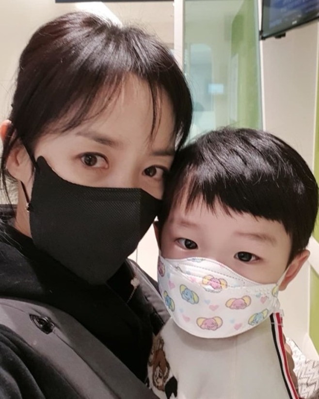 Actor Jung Jung-ah reported on his sons accident.The hardest thing to do when you raise a child is when you are hurt, Jung said in his instagram on the 15th.If you think about it now, my anxiety and worry seem to make children harder. At the Kids Cafe, HAIM was passing by the trampoline when an elementary school student suddenly rushed, Baro HAIM bounced and fell.I stood with my child and I could not walk and Baro fell down and the sky was singing. I went to the hospital after twists and turns, and the childs muscles were surprised at the moment.I had a painkiller and James Stewart, but if it was not good, I told him to come back. On the third day, he walked normally.He added, I feel it every time I go to the hospital, but I know how great a blessing is to be really healthy.On the other hand, Jung Jung-a married her husband, a non-entertainer of the same age, and gave birth to her son in March last year.The hardest thing to doI think its time for the child to get hurtHes only two years old, fourth in the emergency roomNow, I think about my anxietyId say worry makes the child harder, but...#Emergency Room#Jongro-Chung#ImHAIMNo harmIts passing by the tramplins in Pong Pong Flowerelementary school students suddenly rushedBaro HAIM bounced and fellI pulled him up and he couldnt walkBaro fell and the sky sangI went to the hospital after a few twists and turnsNot a broken oneJames Stewart, who took painkillers for a childs momentary muscle surprise, sprain or possibly, but if its not good, come back#unkindnessI cant explain the phrasesIm gonna bet youre gonna be twiceIm gonna be sick, arent I?One James Stewart had a long sitting timeI didnt get a good right footDay three, today is normallyWalkingIt was cold for three days. #restThank GodNo problem.I feel it every time I go to the hospitalWhat a great blessing it is to be really healthyLucky and big fortuneIm hoping youll get a bigger oneIm going to reflect on whether its hard or notgratitude#HealthilyThank you for everything#Childcare#Baro ChairI didnt have a situation because my child was hurtkindly, you can do the trick and respondand I want you to pack the ice for meI had 15 minutes, but I was hoping you could get me a refundIll call you that evening about how hes doingI was so gratefulIm impressed by the serviceThats fine for the kidHAIM is young and careful to go back, but if its bigger, Ill go backHe didnt want to leave in the middle of his illnessa place of funThe kids are the best energy-burning!