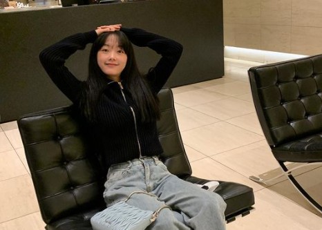Actor Lee Yoo-Mi has reported on the latest.On the 14th, Lee Yoo-Mi posted a picture on his instagram with the phrase !Lee Yoo-Mi in the photo was pictured sitting in a chair and smiling in a comfortable casual look, which was lovely.Above all, the ant waist and the visual that stimulates the protective instincts were impressed.Meanwhile Lee Yoo-Mi appeared on Netflixs squid game.