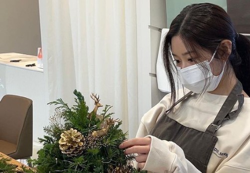 Kim Min-joo from group IZ*ONE boasted a lovely visual.On the afternoon of the 14th, Kim Min-joo posted a picture on his instagram with the phrase Christmas in advance.Kim Min-joo in the photo took a mirror selfie. The innocent beauty that can not be covered even with a mask was impressed.He also showed off his extraordinary dexterity by touching the pot with skill.Meanwhile, Kim Min-joo is working as MBC Show! Music Core MC.