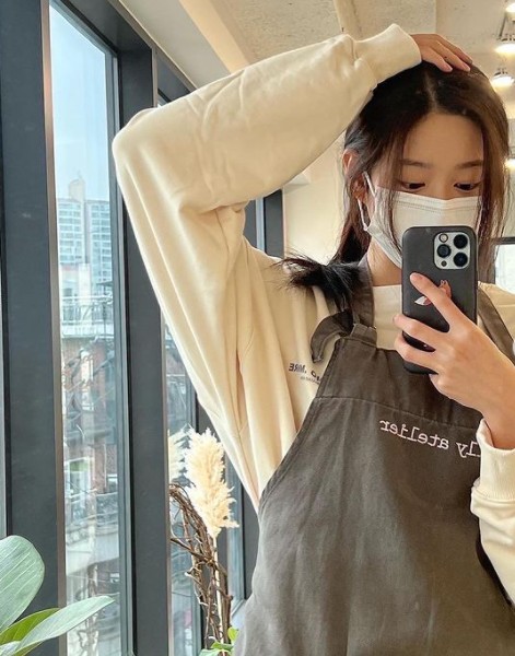 Kim Min-joo from group IZ*ONE boasted a lovely visual.On the afternoon of the 14th, Kim Min-joo posted a picture on his instagram with the phrase Christmas in advance.Kim Min-joo in the photo took a mirror selfie. The innocent beauty that can not be covered even with a mask was impressed.He also showed off his extraordinary dexterity by touching the pot with skill.Meanwhile, Kim Min-joo is working as MBC Show! Music Core MC.